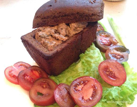 Хлебные горшочки наполняем говядиной по-строгановски и подаем! В качестве гарнира можете подать небольшие картофелины, отваренные в мундире, а затем целиком обжаренные во фритюре.   
Приятного аппетита!