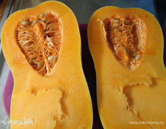 Приготовим тыквенное пюре.
Я использовала для этого мускатную тыкву. В ней много семян, она яркая и ароматная. Из одной половинки тыквы получается примерно 1,8 стакана тыквенного пюре.