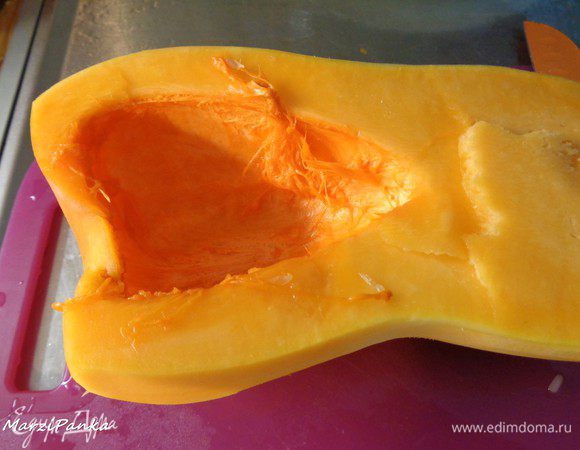 Тыкву очистить, удалить мякоть и семена. 
