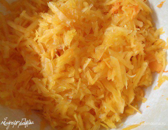 Потереть тыкву на крупной терке.

