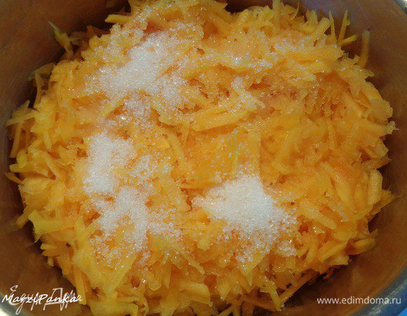 Переложить в кастрюлю с толстым дном. Присыпать сахаром, добавить воду и томить на маленьком огне до превращения тыквы в однородную массу. 