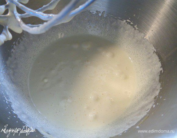 Взбить яйца с сахаром.