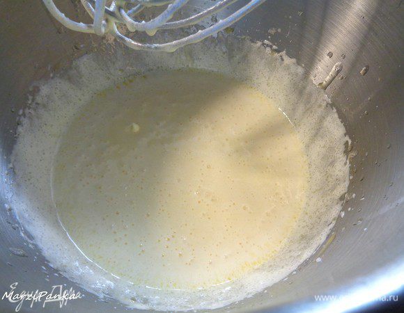 Добавить растопленное сливочное масло.