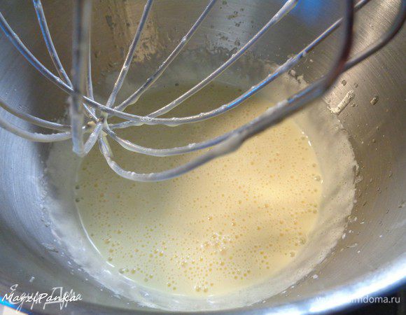 Добавить молоко и ваниль.