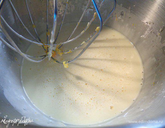 Ввести тыквенное пюре.