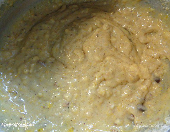 В конце добавить сухие ингредиенты, которые мы смешали предварительно в мисочке. Не надо мешать долго. Только перемешиваем и выключаем миксер.