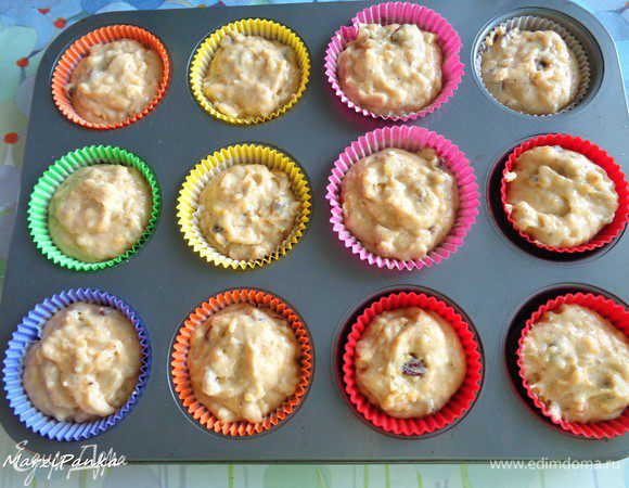 Разложить тесто по формочкам на 2/3. 
Я использую бумажные формочки для маффинов.