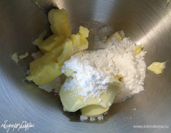 Для топпинга. В чаше миксера смешаем сыр филадельфия (у меня с манго), сахарную пудру и растопленное при компатной температуре сливочное масло.