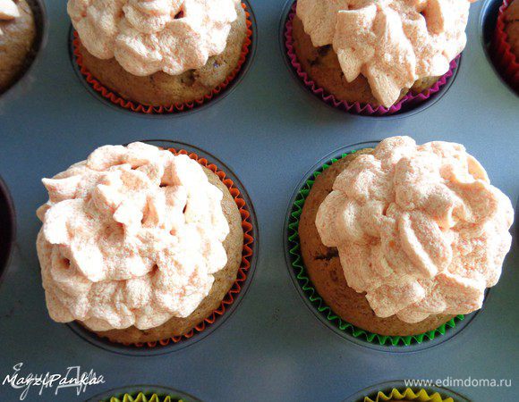 В конце добавить краситель до желаемого оттенка. У меня не нашлось оранжевого, я смешала желтый с красным. Украсить маффины кремом.

