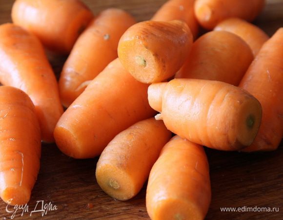 Мелкую морковь хорошенько моем, обрезаем кончики.