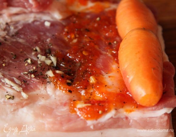 Я в этом рецепте использовала острый соус, который приготовила по рецепту Оксаны Чуб http://www.edimdoma.ru/retsepty/76997-sous-dzhem-iz-pertsev-chili , кстати очень сильно рекомендую тем, кто любит необычные острые сочетания. С одной стороны намазала подчеревок соусом и выложила морковь.