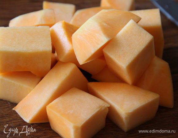 Тыкву почистила и нарезала кубиком.