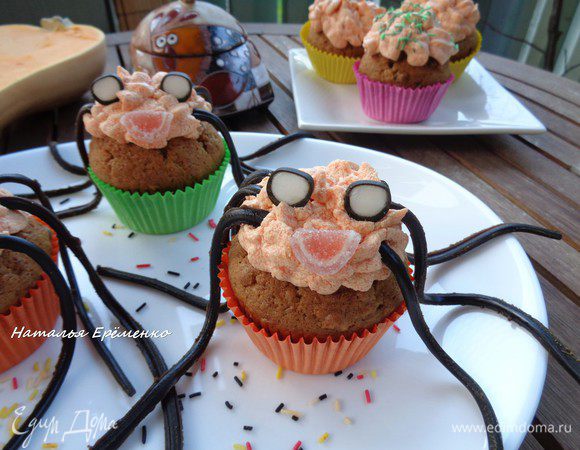 В прошлом году для участия в битве я похоже украсила маффины, только они совсем другие по составу и вкусу - шоколадные.
http://www.edimdoma.ru/retsepty/63543-shokoladnye-maffiny-pauchki

Битву я проиграла, но маффинами осталась очень-очень довольна :)
С уверенностью рекомендую приготовить оба варианта! Вы будете в восторге, а дети получат массу позитивных эмоций, украшая и поедая их.