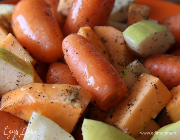 Затем овощи и айву посолила, поперчила, добавила базилик и все хорошенько встряхнула в миске, добавила немного растительного масла и еще раз перемешала.