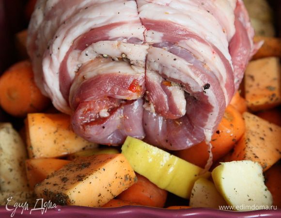 Затем в емкость для запекания выложила овощи и сверху поместила подчеревок.