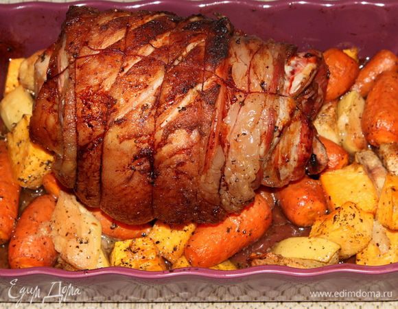 Духовку разогрела до 200 градусов, внизу поместила емкость с водой и отправила запекаться наше блюдо. Запекалось 2,5 часа. Влажная среда в духовке не даст пересохнуть ни овощам, ни мясу. Вот так красиво, ярко и аппетитно все получилось. 