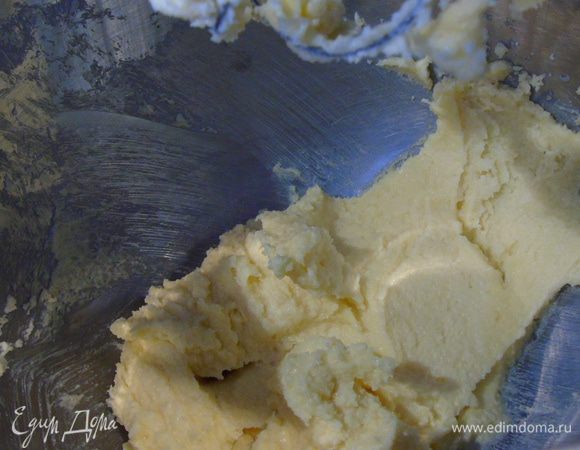 Мягкое сливочное масло взбить с сахаром и ванильным сахаром.