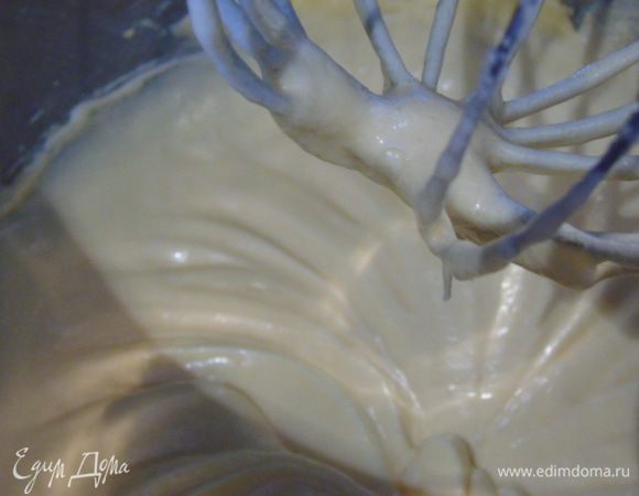 Добавить яйца и хорошо взбить, масса должна быть похожа на крем.