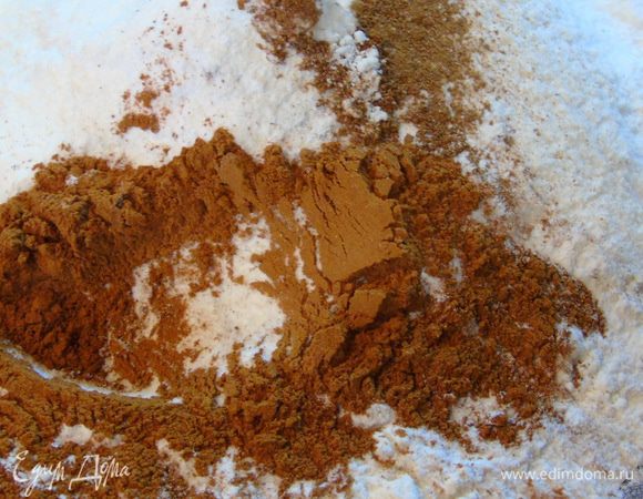 Муку просеять, добавить корицу и разрыхлитель. Перемешать.