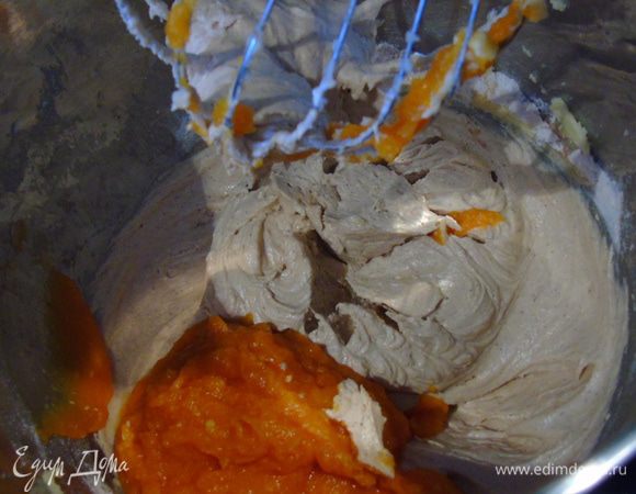 В масляный крем всыпать муку и перемешать лопаткой или опять миксером чуть взбить. Затем добавить тыквенное пюре. 