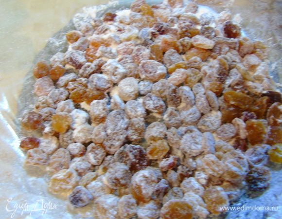 Изюм обваляйте в муке.