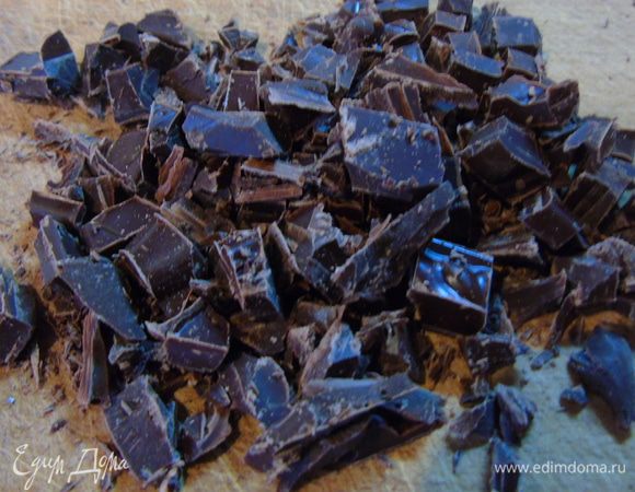 Шоколад порубите.