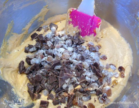 Изюм и шоколад добавьте в тесто. Перемешайте.
