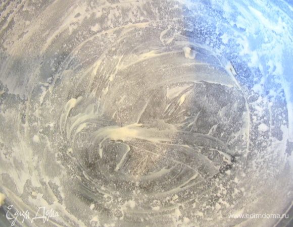 Форму смажьте маслом и присыпьте мукой.