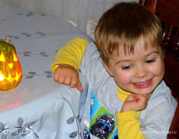 А это помощник, который помогал вырезать тыкву и пробовать кекс.