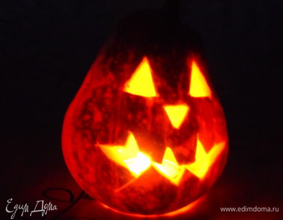 Горящая тыква в темной кухне сыну больше всего понравилась, а я наивная переживала, что он испугается :) С наступающим Хэллуином!!! 