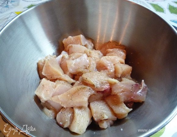 Филе индейки нарезаем небольшими кусочками, солим, перчим.