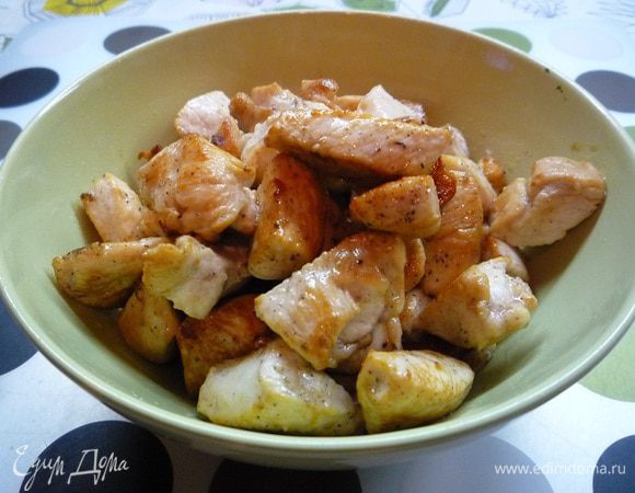 В сковороде разогреваем растительное масло и со всех сторон обжариваем филе индейки до готовности. Затем выкладываем из сковороды в чашку.