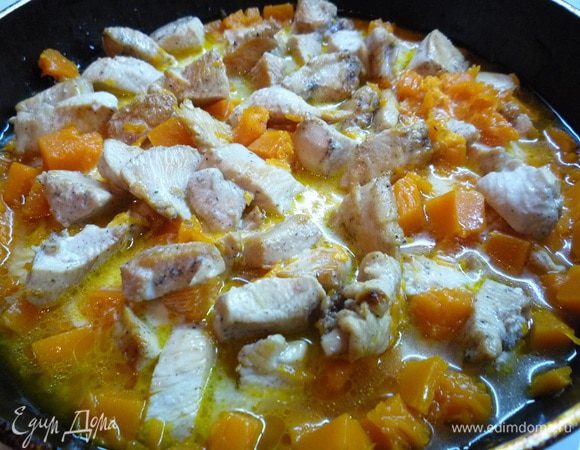 К тыкве добавляем обжаренную индейку, наливаем сливки, добавляем молотый мускатный орех, кусочек сливочного масла, перемешиваем. Доводим до кипения, если необходимо, то приправляем солью, перцем и зеленью, и снимаем с огня.