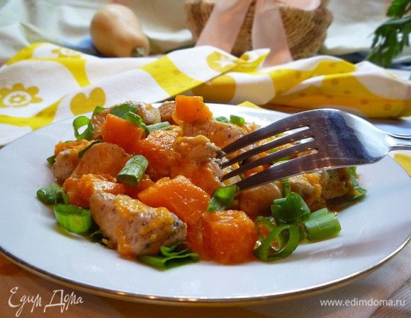 Готовую индейку с тыквой подаем к столу горячей, посыпав зеленым луком!!! Приятного всем аппетита!!!