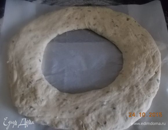 Дать постоять 1-1,5 часа, обмять, сделать шар. В центре сделать дырку и растянуть в кольцо. Накрыть полотенцем, оставить на 30 минут.