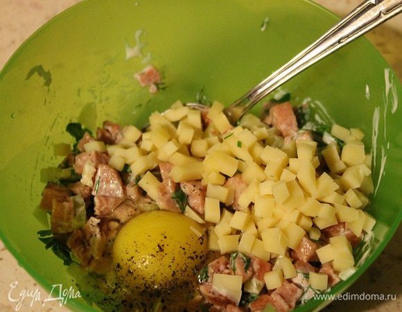 Затем добавить яйцо, соль, перец и сыр (50 г) нарезанный мелкими кубиками, перемешать.