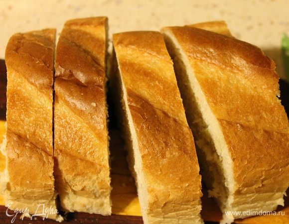 Батон нарезать ломтиками толщиной 2-3 см. Вынуть мякиш, оставляя на стенках примерно 0,5 см.