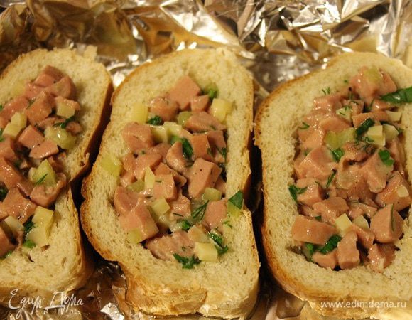 Форму для выпечки застелить фольгой, смазать 1 ст. л. растительного масла, выложить кусочки хлеба и разложить в них начинку.