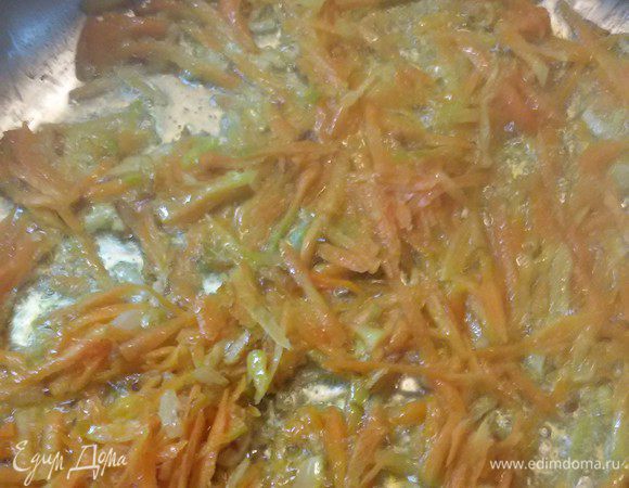 Морковь натереть на крупной терке. Добавить к луку и готовить до мягкости.