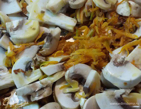 Шампиньоны нарезать пластинками. Добавить к луку и моркови. Все жарить до готовности.