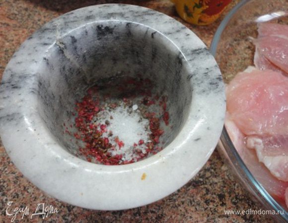 Перец черный и розовый (по 1/2 ч. ложки) измельчить в ступке, смешать с солью.