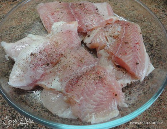 Филе сполоснуть водой, промокнуть бумажным полотенцем, сбрызнуть соком половины лимона и посыпать солью и перцем.Оставить на 15-20 минут.