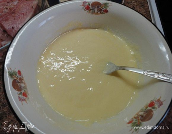 Включить духовку для разогрева до 200 градусов. В достаточно широкой посуде (чтобы было удобно обмакивать куски рыбы) с помощью вилки смешать яйцо и сметану (вместо сметаны можно использовать майонез).