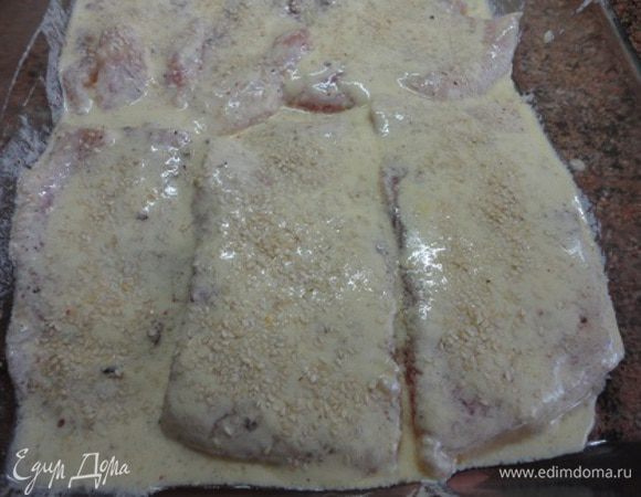 Форму для запекания смазать растительным маслом. Каждый кусочек рыбы обмакнуть в сметано- яичной смеси и выложить в форму. Сверху обильно посыпать кунжутом. Запекать 20-25 минут.