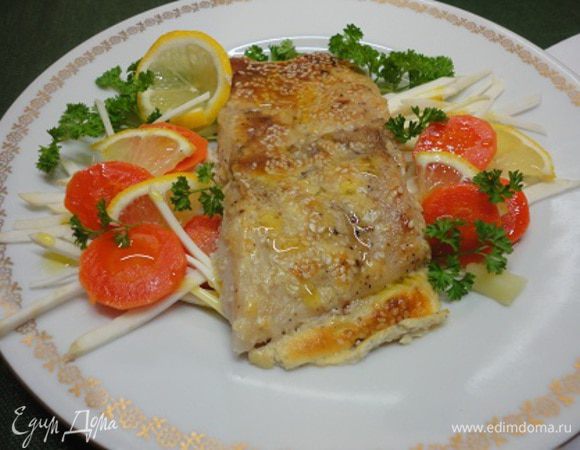 Подавать с любимыми сырыми или отварными овощами, зеленью, лимоном, сбрызнув все оливковым маслом.