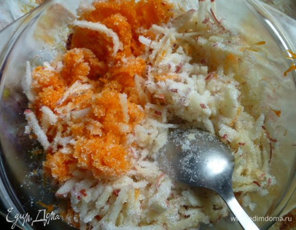 Тыкву и яблоки я натерла на терке, перемешала с сахаром и проварила до состояния, когда уже почти нет жидкости.