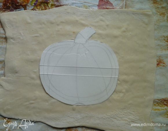 Пласт теста я раскатала, вырезала тыкву с помощью шаблона.