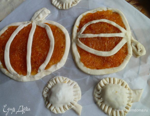 Затем сделала из полосочек теста ободок для тыквы, полоску на хвостик, выложила начинку ровным слоем и сверху сделала три полоски из теста, имитируя рисунок тыквы. Некоторые слоечки сделала в виде пирожков.
Стопкой вырезала два кружка, на один выложила начинку, закрыла вторым, вставила хвостик, края придавила вилкой.