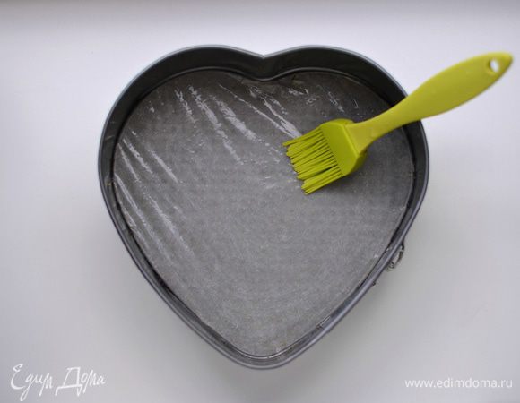 Форму диаметром 20-24 см застелить пергаментом, смазать дно растительным или сливочным маслом. Включить духовку на 180 гр.