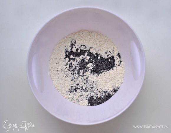 Просеянную муку соединить с маком и ванилином.
